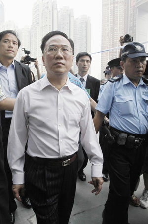 Hong Kong Special Administrative Region Chief Executive Donald Tsang (Front) inspects the site of an accident at the International Commerce Center (ICC) under construction in Kowloon of Hong Kong, south China, Sept. 13, 2009. Five people were killed and another injured on Sunday in the accident involving the fall of a working platform at the construction site of the ICC in Kowloon, a local TV station reported. (Xinhua/Lui Siu Wai)