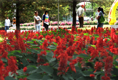 Residents enjoy the flowers at an arboretum in Urumqi, northwest China's Xinjiang Uygur Autonomous Region, on Saturday, Sept. 12, 2009. (Xinhua/Shen Qiao)