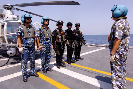 Chinese soldiers hold anti-pirates drill