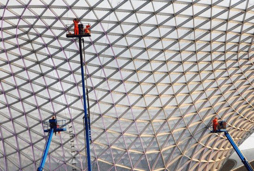 Workers are seen at the construction site of the World Expo Axis in Shanghai, September 13, 2009. The project, the largest building located in the Shanghai Expo Site was completed on the same day. [Photo: Xinhua] 