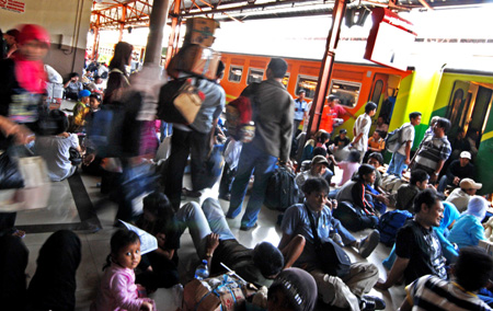 Passengers wait for trains at Senen Railway Station in Jakarta, capital of Indonesia, Sept. 13, 2009. Some 17 million Indonesians will travel to home to celebrate the Eid-ul-Fitr festival, which falls on Sept. 21 in Indonesia. [Yue Yuewei/Xinhua]