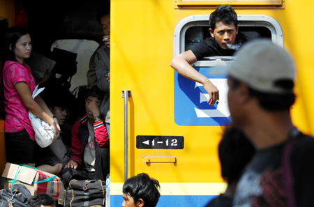 Passengers stay on a train at Senen Railway Station in Jakarta, capital of Indonesia, Sept. 13, 2009. Some 17 million Indonesians will travel to home to celebrate the Eid-ul-Fitr festival, which falls on Sept. 21 in Indonesia. [Yue Yuewei/Xinhua]