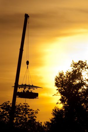 Guests have supper at a new event venue which offers 'Dinner in the Sky' as they are seated around a table that is lifted by a crane above the Tuileries Garden in Paris September 11, 2009.[Xinhua/AFP]