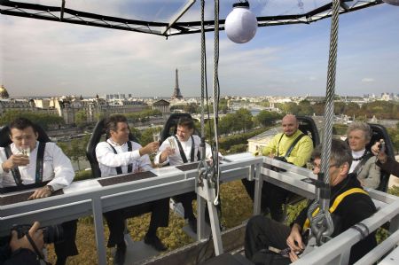 Guests have lunch at a new event venue which offers 'Dinner in the Sky' as they are seated around a table that is lifted by a crane above the Tuileries Garden in Paris September 11, 2009.[Xinhua/Reuters]