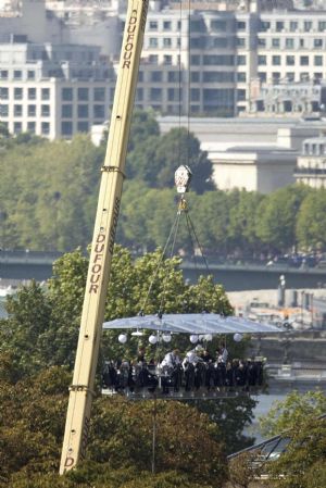 Guests have lunch at a new event venue which offers 'Dinner in the Sky' as they are seated around a table that is lifted by a crane above the Tuileries Garden in Paris September 11, 2009.[Xinhua/Reuters]