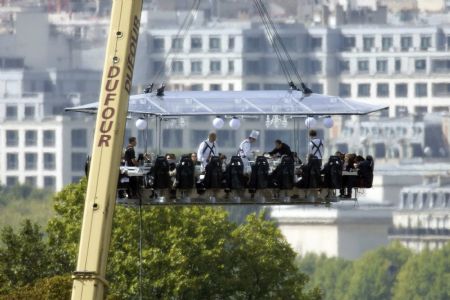 Guests have lunch at a new event venue which offers 'Dinner in the Sky' as they are seated around a table that is lifted by a crane above the Tuileries Garden in Paris September 11, 2009.[Xinhua/Reuters]