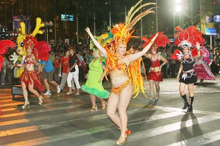 Photo taken on Sept. 12, 2009 shows a Brazilian samba performance during the opening pageant of the 2009 Shanghai Tourism Festival on the Huaihai Road in Shanghai, east China. Twenty-two flowery floats and 35 performing teams from at home and abroad took part in the pageant on Saturday.[Xinhua]