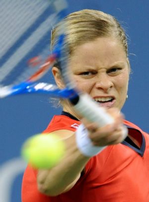 Kim Clijsters of Belgium hits a return to Serena Williams of the U.S. during their match at the U.S. Open tennis tournament in New York, September 12, 2009.(Xinhua/Shen Hong) 