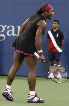 Serena Williams of the U.S. yells at a line judge after being called for a foot foul during her semi-final match against Kim Clijsters of Belgium at the U.S. Open tennis tournament in New York, September 12, 2009. Clijsters reached the U.S. Open final on Saturday after defending champion Williams was defaulted on the final point.(Xinhua/Reuters photo) 