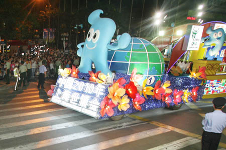 A flowery float in the shape of 'Haibao', mascot of the 2010 Shanghai World Expo, shows up during the opening pageant of the 2009 Shanghai Tourism Festival on Huaihai road in Shanghai, east China, Sept. 12, 2009. 