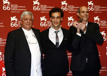Samuel Maoz (R), Director of the film 'Lebanon' and actor Yoav Donat (C) show the award of 'Golden Lion for Best Film' during the 66th Venice International Film Festival at Venice Lido, on Sept. 12, 2009.