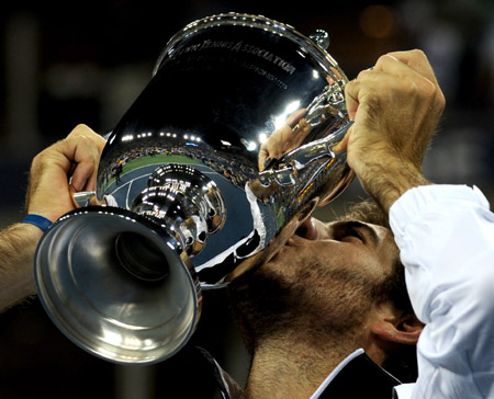 Juan Martin Del Potro of Argentina kisses the trophy during the awarding ceremony for the men's singles final against Roger Federer of Switzerland at the U.S. Open tennis tournament in New York, Sept. 14, 2009. Del Potro won 3-2. (Xinhua/Shen Hong)