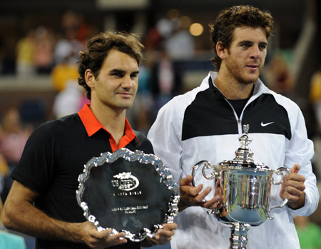 Juan Martin Del Potro (R) of Argentina and Roger Federer of Switzerland pose during the awarding ceremony for the men's singles final at the U.S. Open tennis tournament in New York, Sept. 14, 2009. (Xinhua/Shen Hong)