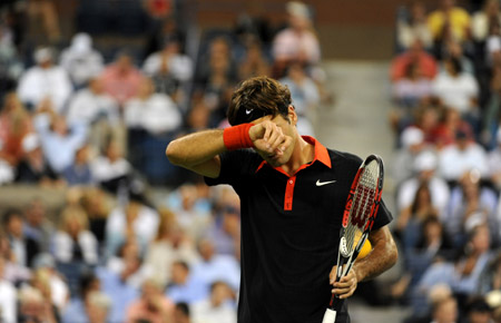 Roger Federer of Switzerland reacts during the men's singles final against Juan Martin Del Potro of Argentina at the U.S. Open tennis tournament in New York, Sept. 14, 2009. (Xinhua/Shen Hong)