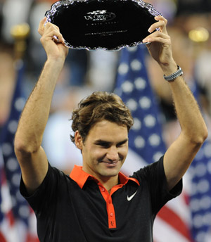 Roger Federer of Switzerland holds the runner-up trophy during the awarding ceremony for the men's singles final against Juan Martin Del Potro of Argentina at the U.S. Open tennis tournament in New York, Sept. 14, 2009. (Xinhua/Shen Hong)
