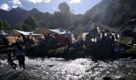 People of Tibetan ethnic set up tents near a river in Lhasa, capital of southwest China's Tibet Autonomous Region Sept. 13, 2009, to celebrate the bath festival.(Xinhua/Purbu Zaxi)