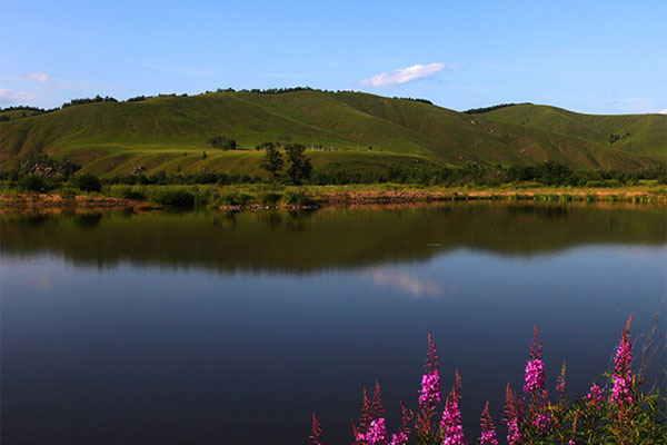 The Argun river running along the China and Russian border in northeastern China's Heilongjiang province has nurtured numerous wetlands in the region. Rich in wild animal and plant life, the wetlands serve as a conditioner of the local natural ecosystem. [Photo: travel.sohu.com]