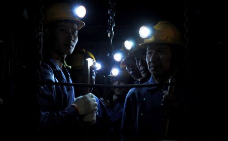 Rescuers take part in the rescue work at the Xinhua No. 4 coal mine in Xinhua District of Pingdingshan City, central China's Henan Province, on Sept. 8, 2009. [Xinhua]