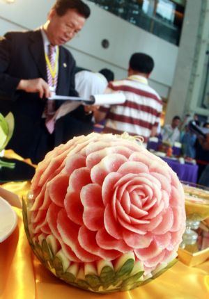 A dish in the shape of peony is seen during a cooking competition greeting the 2010 Shanghai World Expo held in Wujiaochang in Yangpu District of Shanghai, east China, Sept. 15, 2009, which attracted chefs from 16 catering companies joining in the competition. [Xinhua]