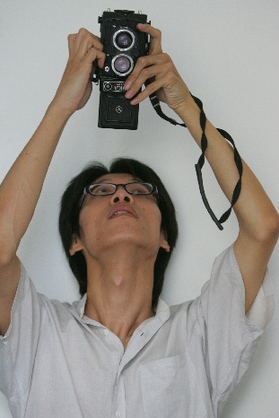 Sun Zhiyuan, a host and editor for One Plus One&apos;s radio program, takes a self-portrait. 一加一网络电台主持人兼编辑，孙致远正在为自己拍摄。