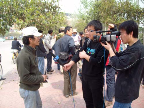 Journalists often followed the group. Here a video team interviews Huang. 记者常常随团采访。图为摄制组正在采访黄伟。 