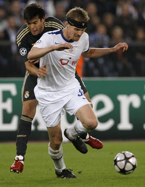 Hannu Tihinen (R) of FC Zurich (FCZ) is challenged by Real Madrid's Kaka during their Champions League soccer match at the Letzigrund Stadium in Zurich September 15, 2009.