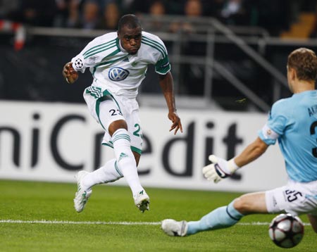 VfL Wolfsburg's Grafite scores past CSKA Moscow's goalkeeper Igor Akinfeev during their Champions League soccer match in Wolfsburg September 15, 2009. (Xinhua/Reuters Photo) 