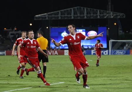 Bayern Munich's Daniel van Buyten (C) celebrates his goal against Maccabi Haifa during their Champions League soccer match at Ramat Gan stadium near Tel Aviv September 15, 2009.