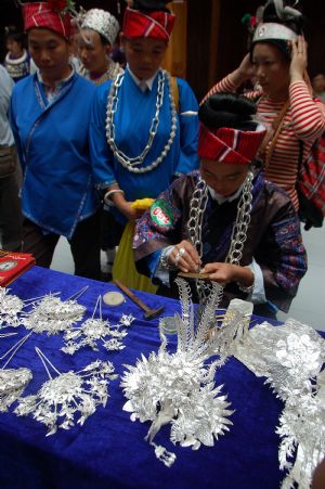 A competitor makes silver decorations during a traditional handicraft competition in Kaili, southwest China's Guizhou Province, Sept. 15, 2009.(Xinhua/Wu Ruxiong)