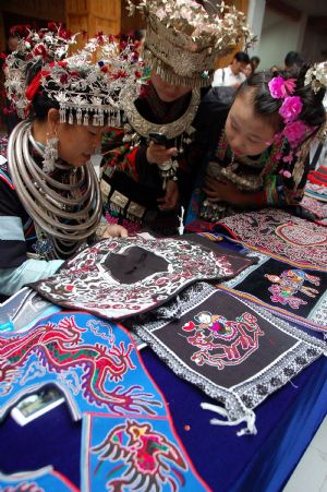 A competitor makes embroidery during a traditional handicraft competition in Kaili, southwest China's Guizhou Province, Sept. 15, 2009.(Xinhua/Wu Ruxiong)