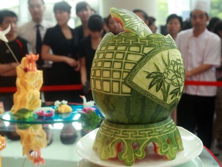 A dish sculptured from a watermelon is seen during a cooking competition greeting the 2010 Shanghai World Expo held in Wujiaochang in Yangpu District of Shanghai, east China, Sept. 15, 2009, which attracted chefs from 16 catering companies joining in the competition.(Xinhua Photo)