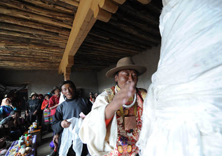 Local herdsmen attend a house-warming party held by Cering Tonzhub for his new house in Bangoin County, southwest China's Tibet Autonomous Region, Sept. 15, 2009. 