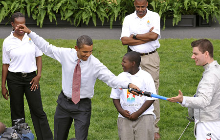 U.S. President Barack Obama shows his fencing stance with a plastic sword during a promotion event for Chicago's bid for hosting 2016 Olympic Games on the South Lawn of White House in Washington D.C., Sept. 16 2009. [Zhang Yan/Xinhua]