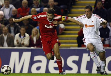 Liverpool's Steven Gerrard holds off Debrecen's Norbert Meszaros (R) during their Champions League soccer match at Anfield in Liverpool, northern England, September 16, 2009. (Xinhua/Reuters Photo)