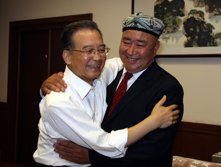 Chinese Premier Wen Jiabao (L) hugs Dawut Haxim, a farmer of the Uygur ethnic group of Bachu County in northwest China's Xinjiang Uygur Autonomous Region, during their meeting in Beijing, capital of China, Sept. 14, 2009. 