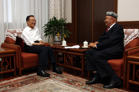 Chinese Premier Wen Jiabao (L) meets with Dawut Haxim, a farmer of the Uygur ethnic group of Bachu County in northwest China's Xinjiang Uygur Autonomous Region, in Beijing, capital of China, Sept. 14, 2009. 