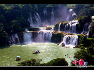 The Detian Waterfall is over 200 meters wide and has a drop of more than 70 meters. Its water rushes down a three-tiered cliff with tremendous force. It is the largest waterfall in Asia, and the second largest transnational waterfall in the world, connecting with a waterfall in Vietnam. The fall is awe-inspiring, and its thunder is audible before it even comes into view. [Photo by Chen Zhu]