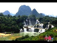 The Detian Waterfall is over 200 meters wide and has a drop of more than 70 meters. Its water rushes down a three-tiered cliff with tremendous force. It is the largest waterfall in Asia, and the second largest transnational waterfall in the world, connecting with a waterfall in Vietnam. The fall is awe-inspiring, and its thunder is audible before it even comes into view. [Photo by Chen Zhu]