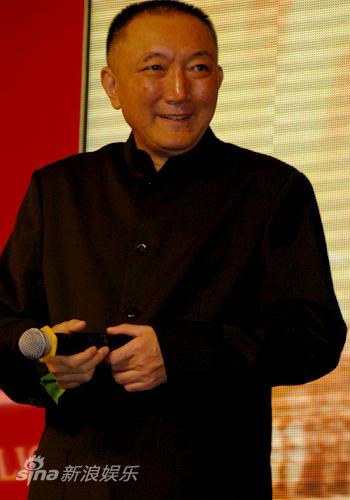 Han Sanping speaks at a premiere ceremony in Guangzhou, Guangdong on Tuesday, September 15, 2009.
