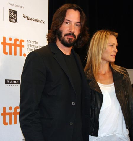 Actor Keanu Reeves (L) and actress Robin Wright Penn attend the news conference for the film 'The Private Lives of Pippa Lee' during the 34th Toronto International Film Festival, in Toronto, Canada, Sept. 15, 2009. 