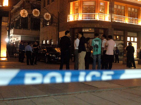 The police cordon off Dashilan, a major commercial center near Qianmen in downtown Beijing, Sept. 17, 2009. A man armed with a knife stabbed two people to death and injured 12 others in Dashilan, police said. The tragedy occurred at around 6:40 p.m. on Thursday. The man has been captured, according to Beijing police sources. (Xinhua/Gong Lei)