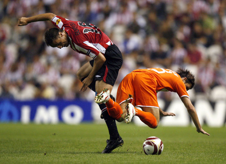 Athletic Bilbao's Carlos Gurpegi (L) challenges Austria Vienna's Emin Sulimani during their Europa League soccer match at San Mames stadium in Bilbao September 17, 2009.
