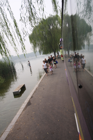 Visitors walk along a lake in South Lake Park in Tangshan city, in north China's Hebei province on August 15, 2009.[chinadaily.com.cn]