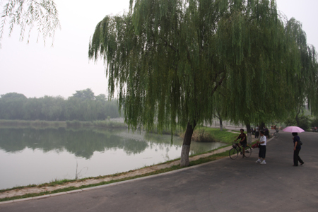A photo taken on August 15 shows visitors in South Lake Park in Tangshan city, in north China's Hebei province on August 15, 2009.[chinadaily.com.cn] 