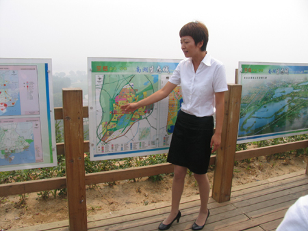 A guide explains how to navigate South Lake Park in Tangshan city, in north China's Hebei province on August 15, 2009.[chinadaily.com.cn]