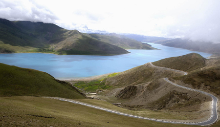 A general view of the Yamdrok Tso, one of the three largest sacred lakes in Tibet, August 16, 2009.[Xinhua] 