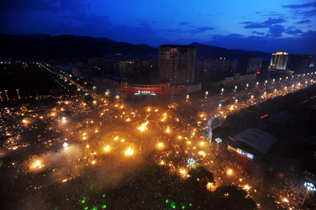 The photo taken on August 15, 2009 shows a general view of the torch festival in Xichang city of Liangshan prefecture, Sichuan province. [Xinhua]
