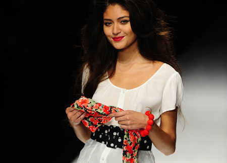 A model presents creation of British designer Caroline Charles with red element at London Fashion Week in London, Britain, Sept. 18, 2009. The London Fashion Week Spring/Summer 2010 collection, lasting from Sept. 18 to 23, opened in London Friday. (Xinhua/Zeng Yi)