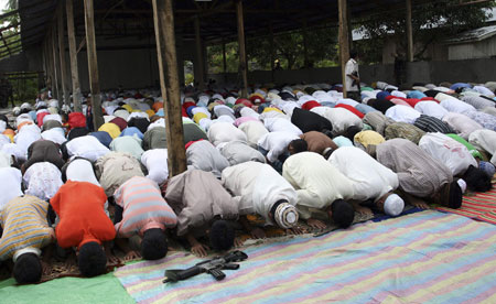 Filipino Muslims pray inside a Moro Islamic Liberation Front (MILF) camp during Eid al-Fitr in Maguindanao province September 20, 2009.