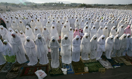 Indonesian Muslim women attend prayers marking the end of the fasting month of Ramadan at Parangkusumo beach outside Yogyakarta, Central Java September 20, 2009.